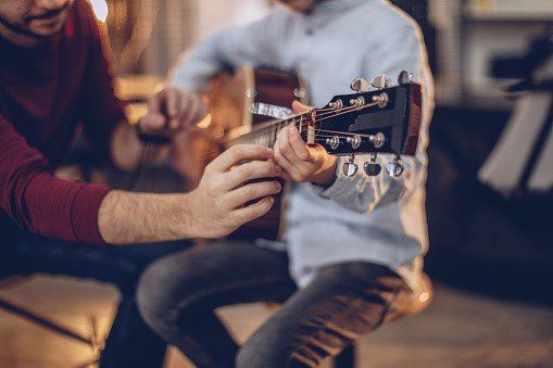 Jouer de la guitare, un véritable art